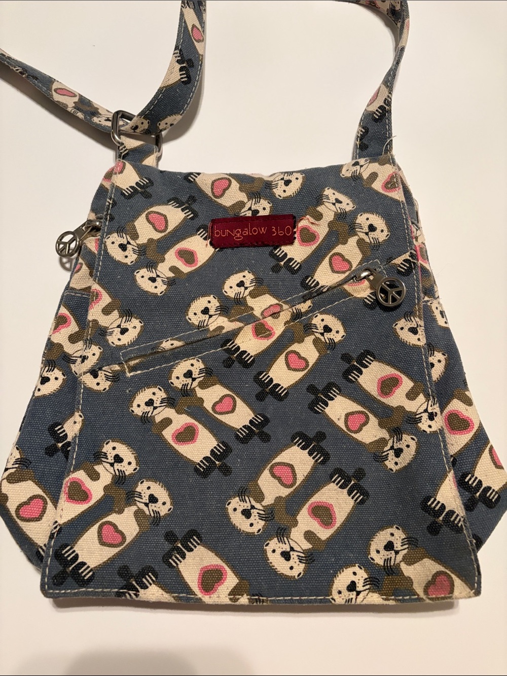 🌟 RARE! bungalow 360 Blue Crossbody Purse with Otters 🦦 and Pink Hearts 🩷